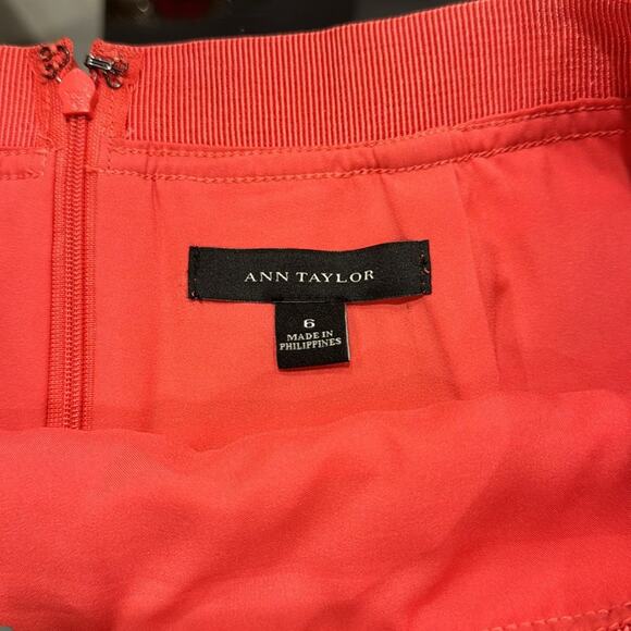 Ann Taylor lined Pencil Skirt in a texture fabric just gorgeous. - Picture 9 of 9